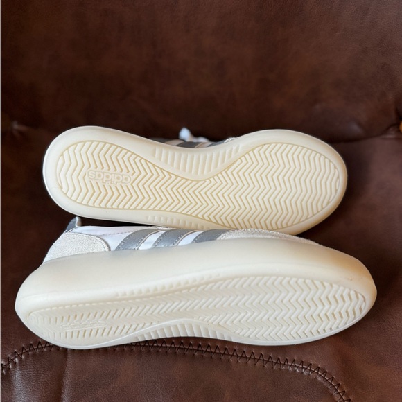 Adidas Women's Barreda Decode
Shoes Size 7 - Picture 5 of 7